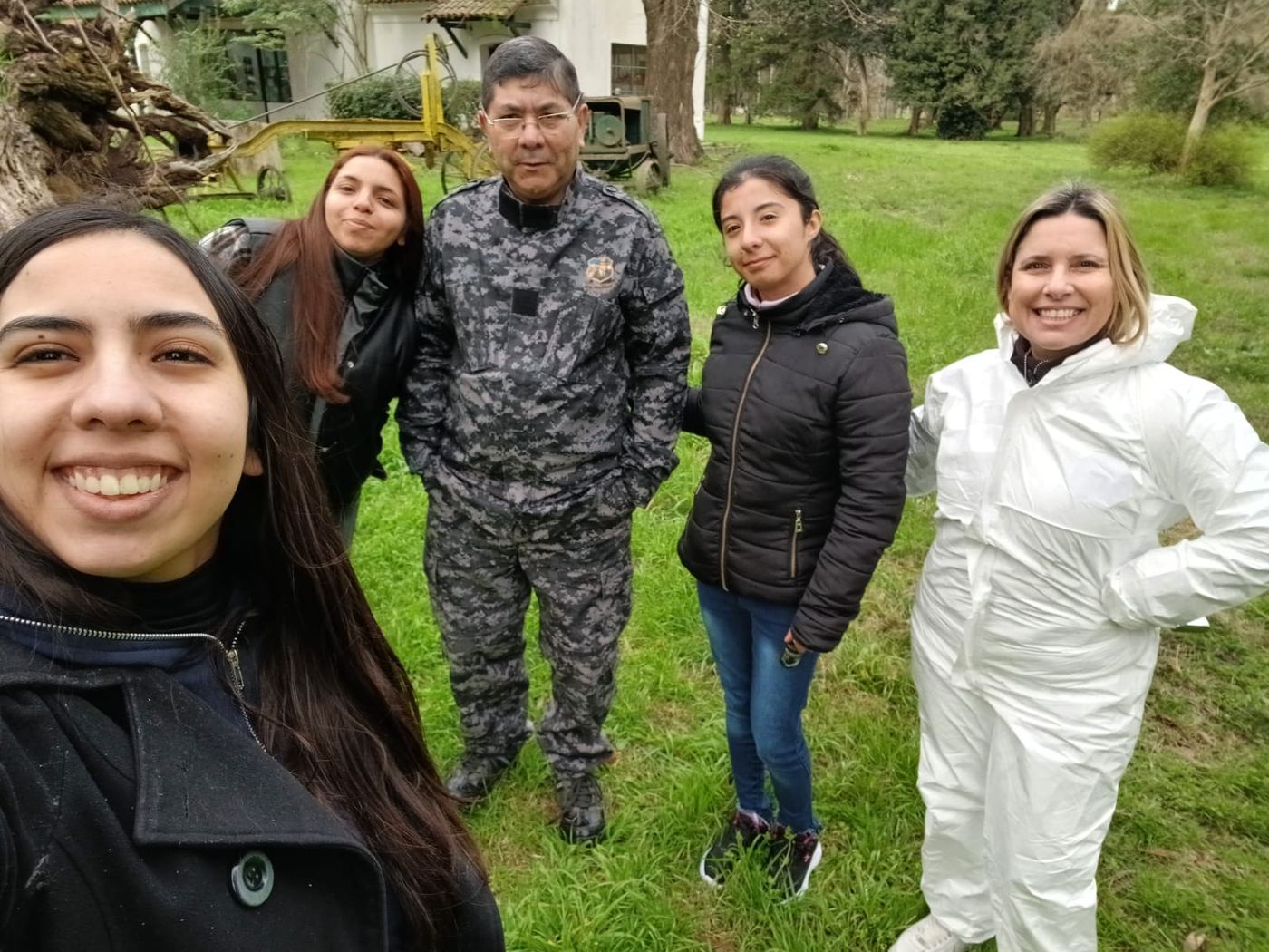 El Lic. Sotelo junto a alumnas durante una salida práctica